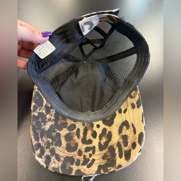 Unknown Brand Cheetah print distressed hat with ponytail slots - Picture 3 of 3